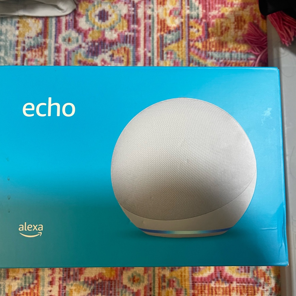 ALEXA echo (4th gen) in “glacier white.”